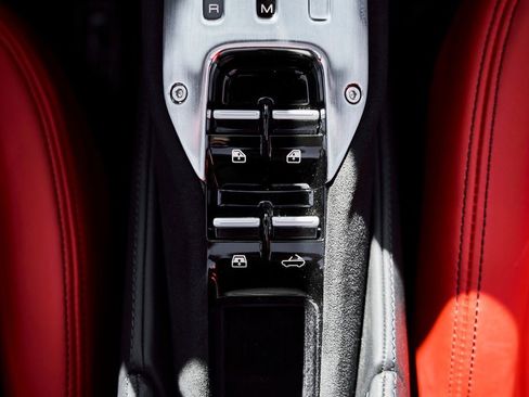 Used 2024 Ferrari SF90 Spider image 63