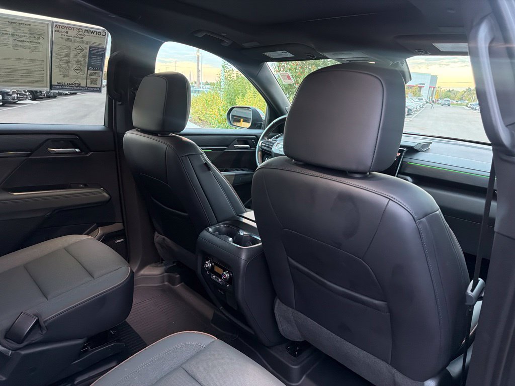 Used 2024 GMC Acadia AT4 w/ Luxury Package AWD/4WD image 16