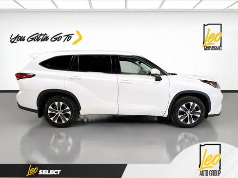 Used 2022 Toyota Highlander XLE image 4
