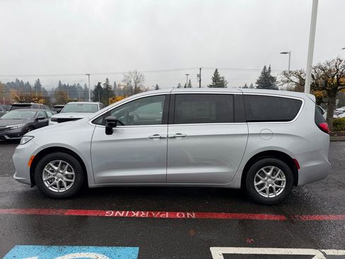 New 2026 Chrysler Pacifica Select FWD image 5