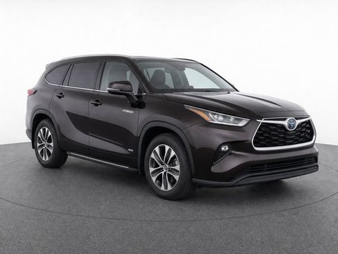 Used 2020 Toyota Highlander XLE AWD/4WD image 1