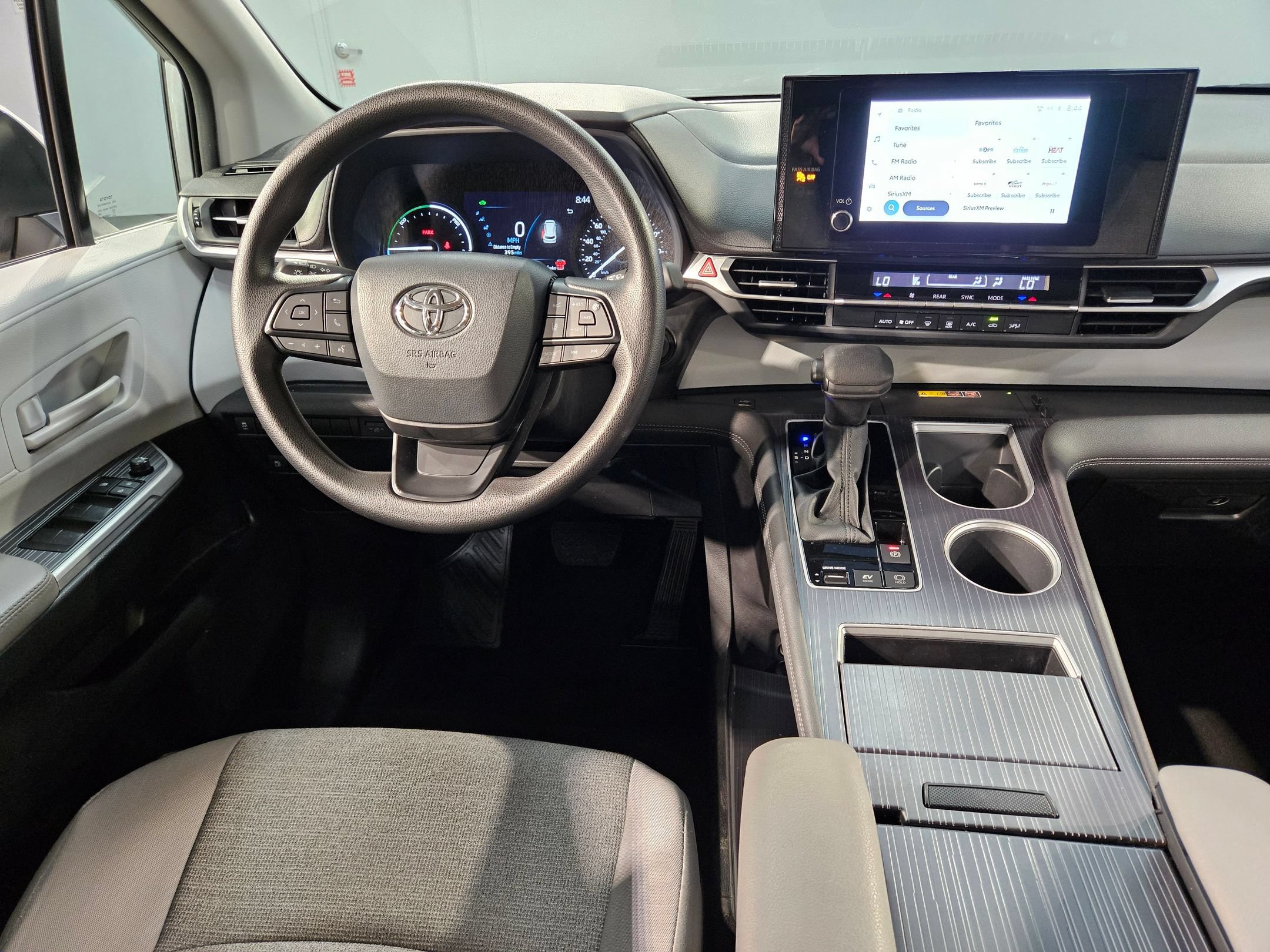 Used 2025 Toyota Sienna LE FWD image 9