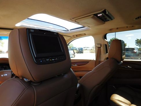 Used 2016 Cadillac Escalade Platinum AWD/4WD image 21