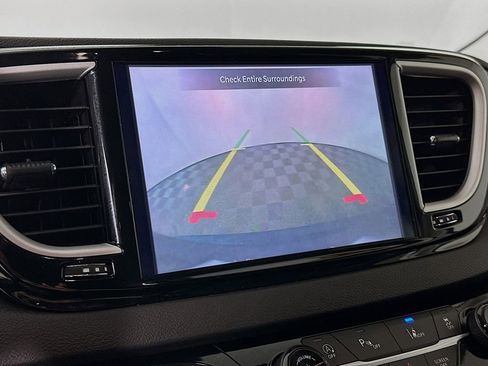 Certified 2024 Chrysler Pacifica Touring-L image 21