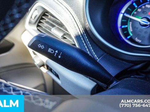 Used 2024 Chrysler Pacifica Select image 35