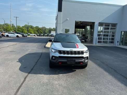 Used 2025 Jeep Compass Trailhawk AWD/4WD image 8