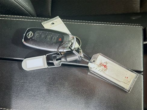 Used 2024 Nissan Rogue SV image 35