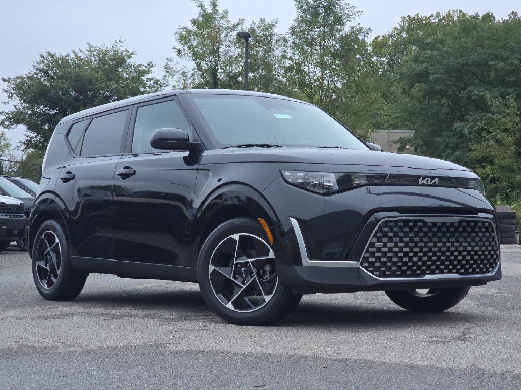 Used 2023 Kia Soul EX FWD image 1