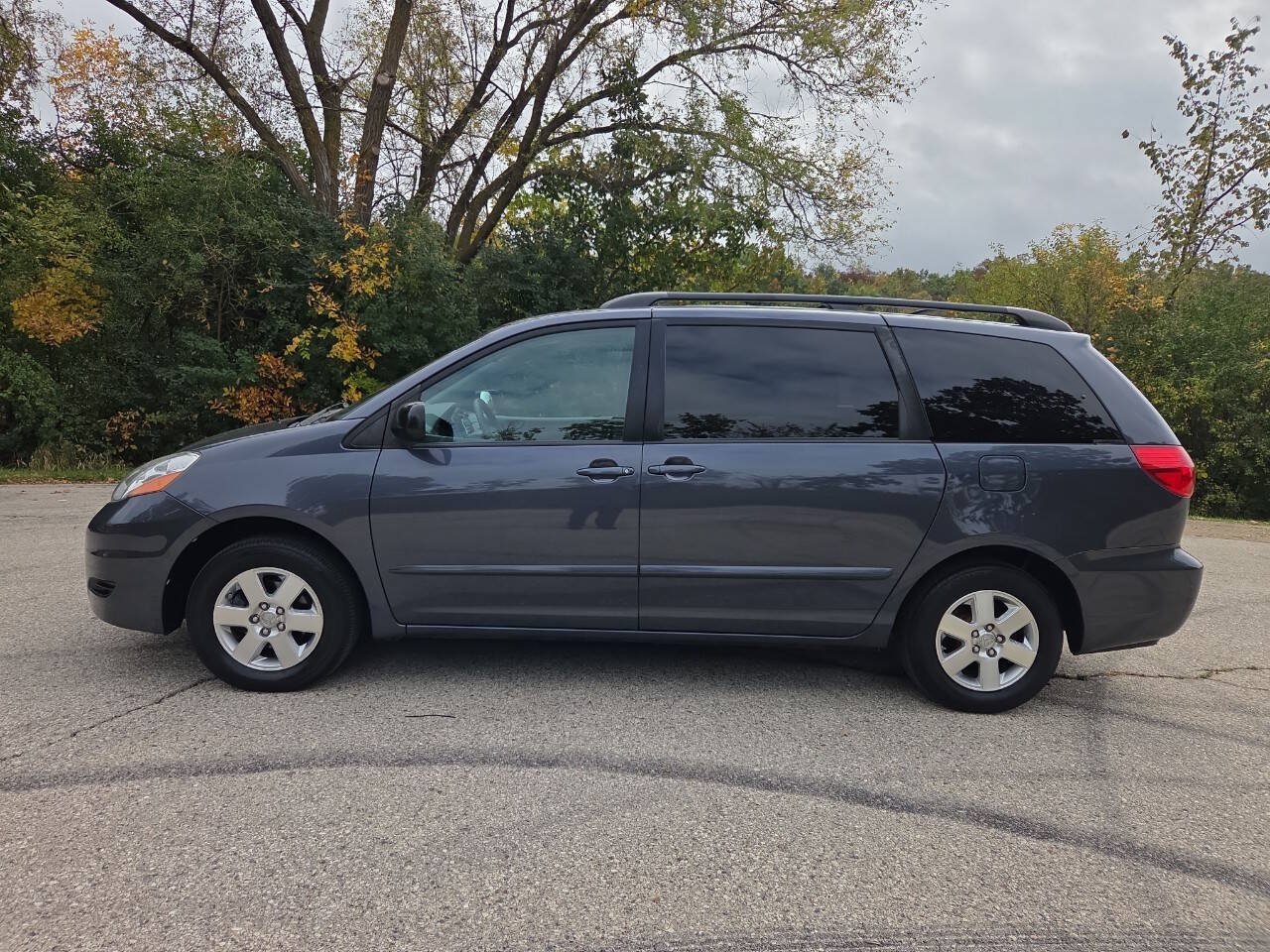 Used 2007 Toyota Sienna LE w/ LE Pkg 3 FWD image 3