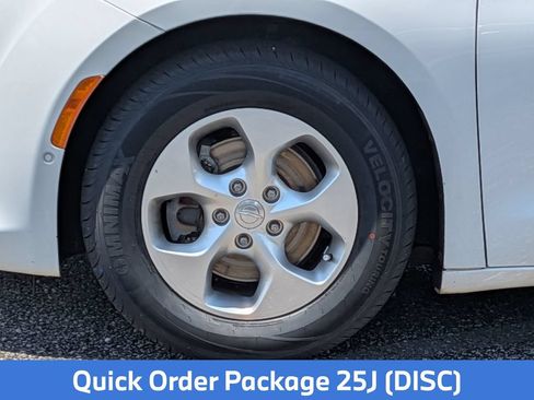 Used 2017 Chrysler Pacifica Touring-L Plus w/ Advanced Safetytec Group FWD image 12