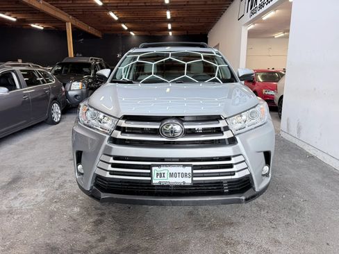 Used 2019 Toyota Highlander XLE AWD/4WD image 3