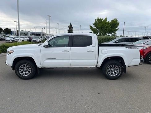 Used 2017 Toyota Tacoma SR5 RWD image 8