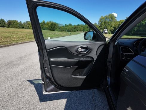 Used 2020 Jeep Cherokee Latitude Plus image 19