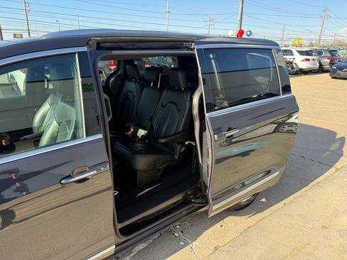 Used 2020 Chrysler Pacifica Touring-L FWD image 22