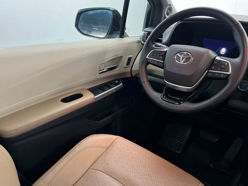 Used 2022 Toyota Sienna Limited FWD image 12