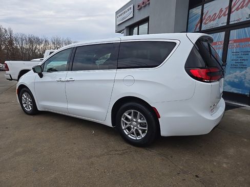 New 2026 Chrysler Pacifica Select image 6