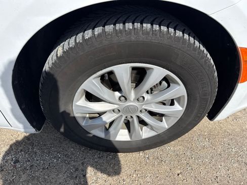 Used 2017 Chrysler Pacifica Touring-L FWD image 5