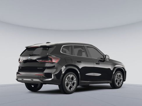 Used 2023 BMW X1 xDrive28i w/ M Sport Package image 3