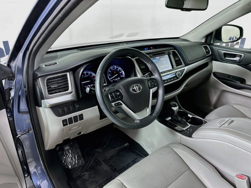 Used 2016 Toyota Highlander XLE FWD image 10
