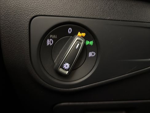 Used 2019 Volkswagen Tiguan SEL Premium image 33