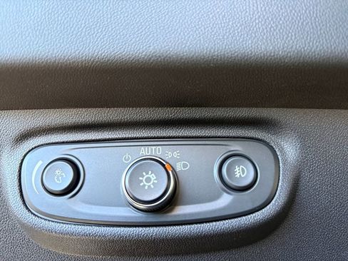 Used 2023 GMC Terrain SLT image 3