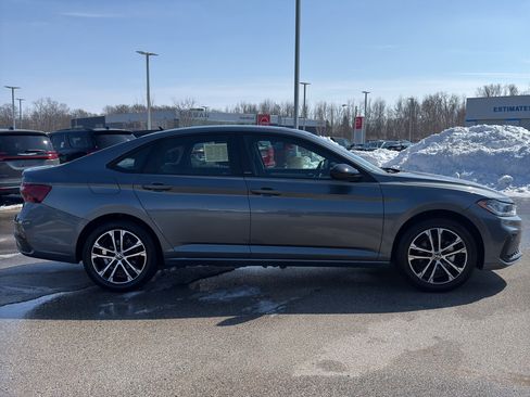 Used 2025 Volkswagen Jetta Sport image 2