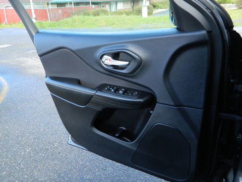 Used 2014 Jeep Cherokee Latitude w/ Cold Weather Group image 23