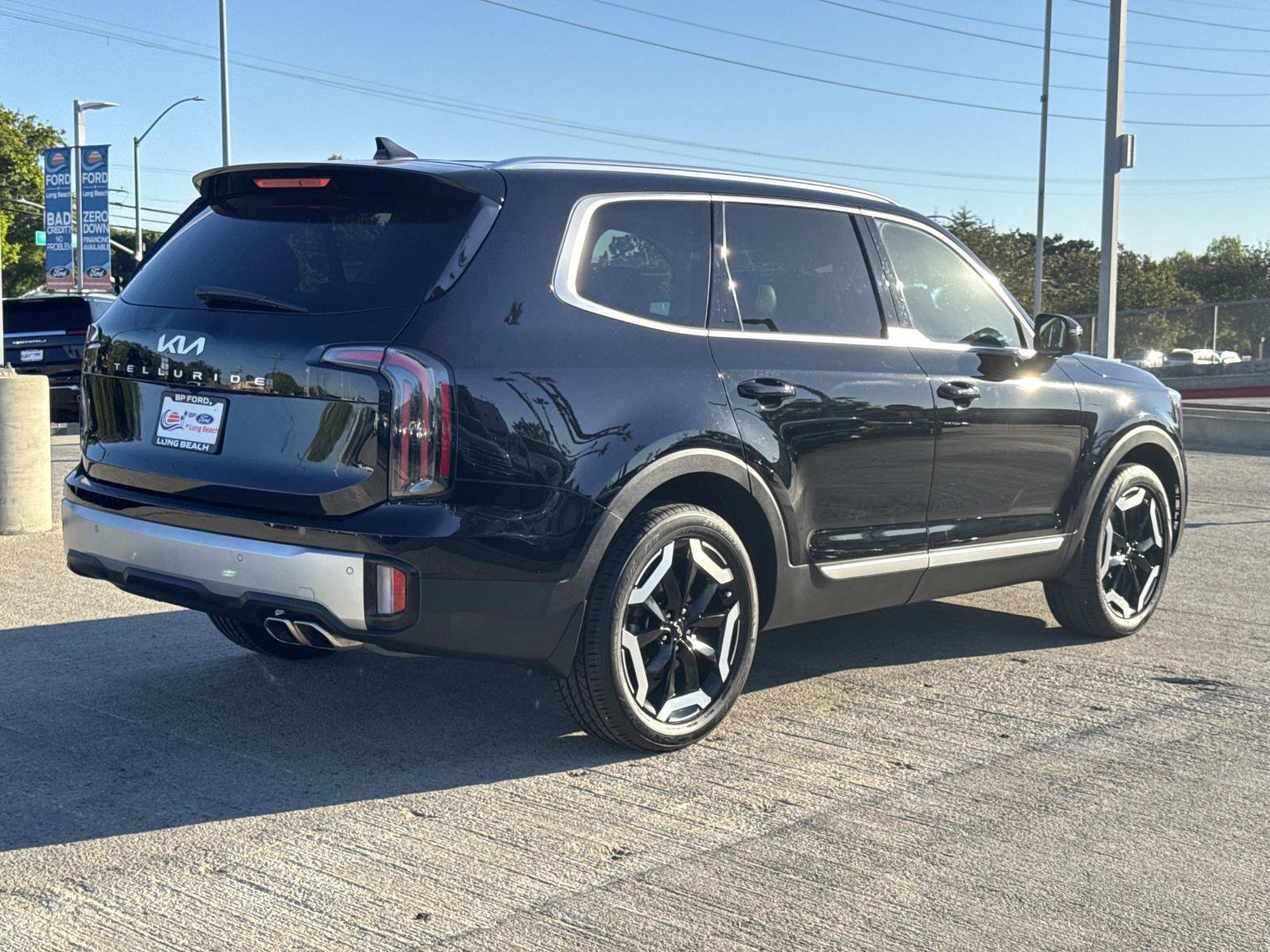 Used 2024 Kia Telluride EX w/ EX Captain's Chair Package FWD image 3