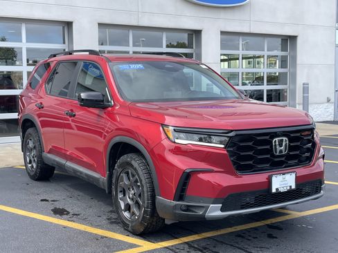 Certified 2025 Honda Pilot TrailSport image 1