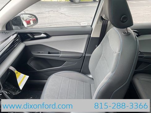 New 2024 Volkswagen Taos SE image 20