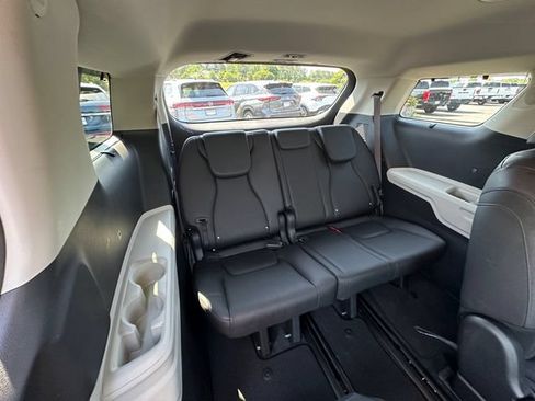 Used 2024 Kia Carnival EX FWD image 18