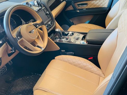 Used 2017 Bentley Bentayga image 2