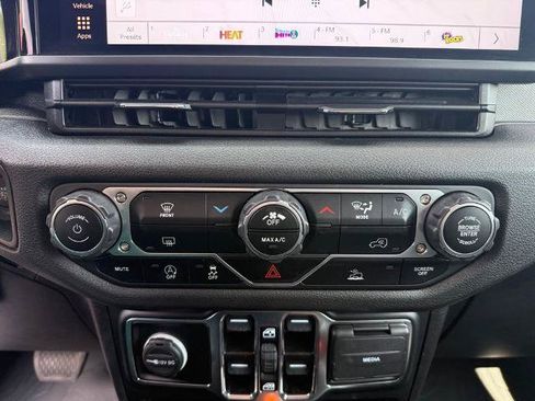 Used 2024 Jeep Gladiator Sport AWD/4WD image 16