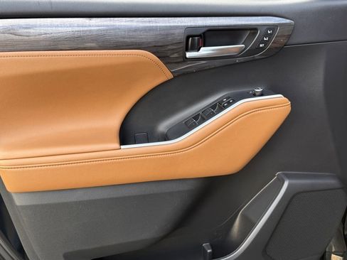 Used 2023 Toyota Highlander Platinum image 18