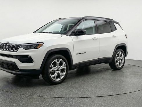 Used 2025 Jeep Compass Latitude AWD/4WD image 3