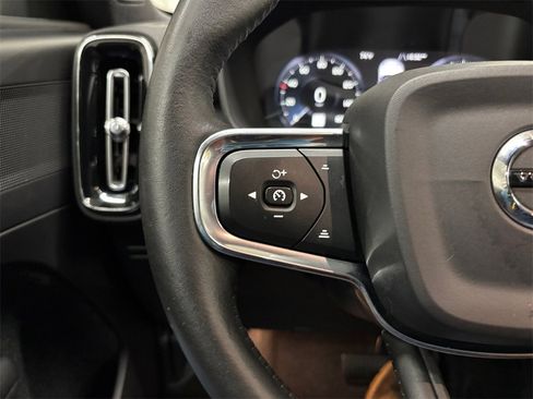 Used 2019 Volvo XC40 T4 Momentum image 26