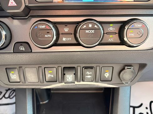 Used 2019 Toyota Tacoma TRD Off-Road w/ TRD Premium Off Road Package AWD/4WD image 31
