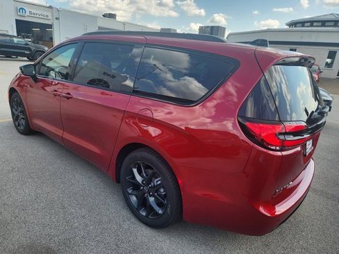 New 2026 Chrysler Pacifica Limited w/ S Appearance Package image 5