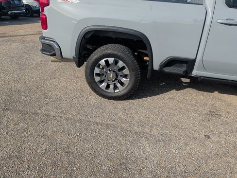 Used 2024 Chevrolet Silverado 2500 LT w/ Convenience Package image 12