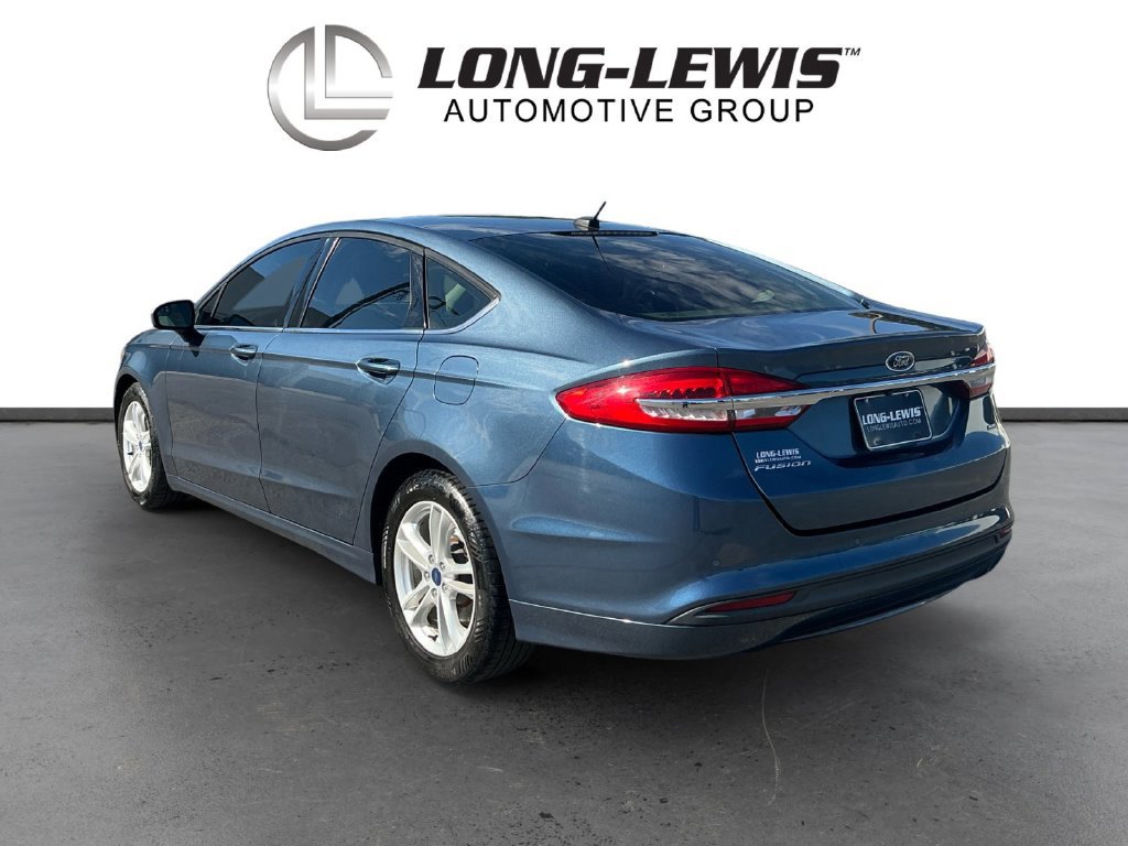 Used 2018 Ford Fusion SE w/ Fusion SE Technology Package FWD image 4