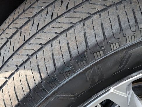 Used 2021 Chevrolet Traverse LT image 11