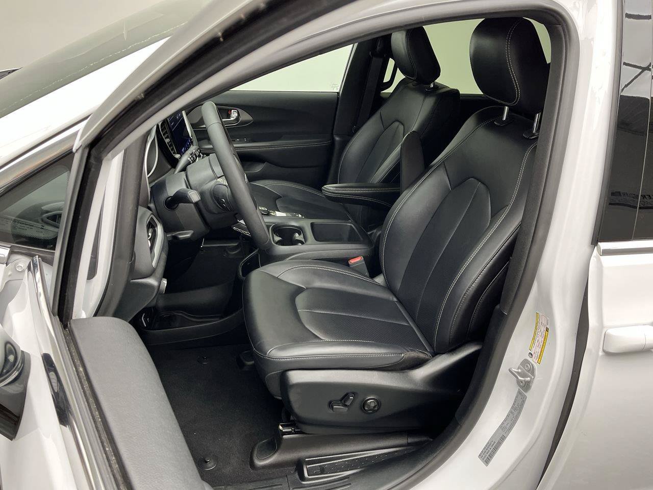 Used 2025 Chrysler Pacifica Select FWD image 8