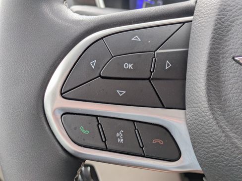 Used 2023 Chrysler Pacifica Limited w/ Uconnect Theater Family Group FWD image 30