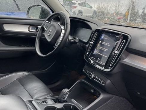 Used 2020 Volvo XC40 T5 Momentum w/ Protection Package image 2
