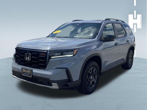 Used 2025 Honda Pilot TrailSport image 3