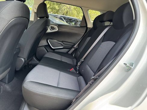 Used 2025 Kia Soul LX w/ LX Technology Package FWD image 22
