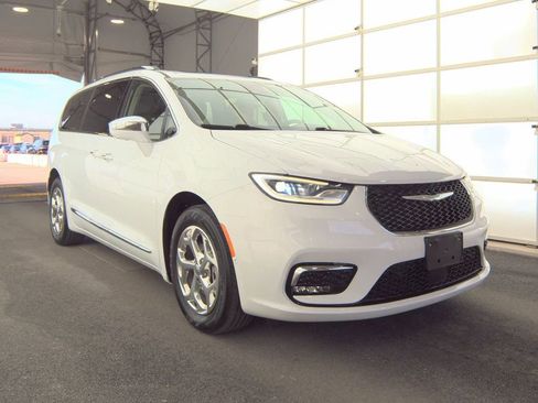 Used 2021 Chrysler Pacifica Limited w/ Uconnect Theater Family Group image 2