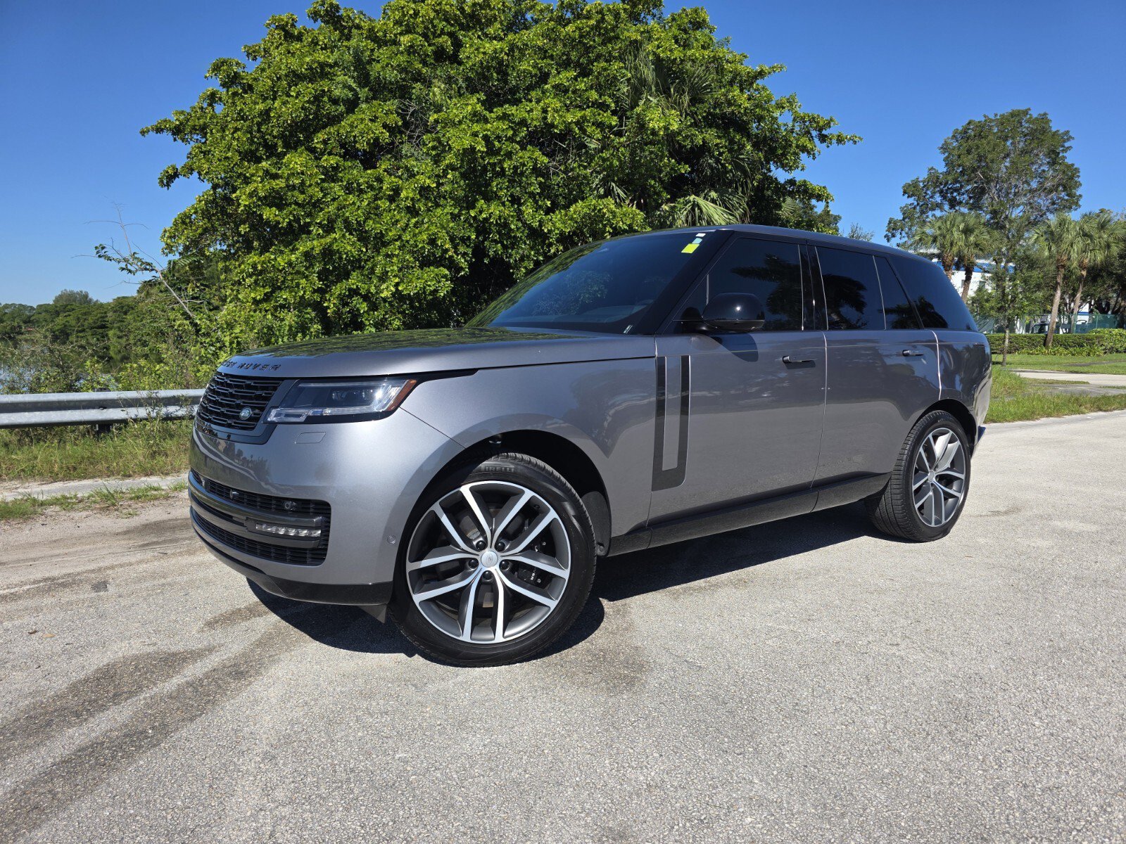 Used 2024 Land Rover Range Rover SE AWD/4WD image 1
