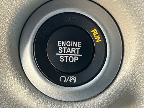 Used 2023 Chrysler Pacifica Touring-L FWD image 16