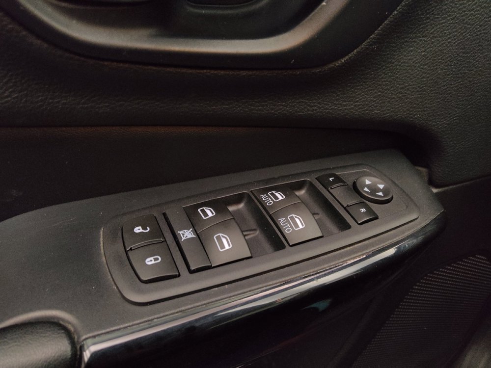 Used 2019 Jeep Cherokee Latitude Plus FWD image 27